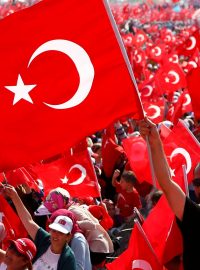 Demonstrace proti pokusu o puč v Istanbulu
