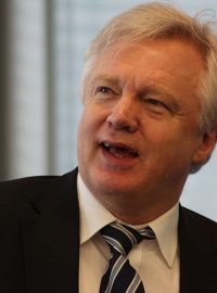 Ministr pro brexit David Davis prý má jen polovinu ze 250 expertů