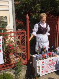 Festival Banát v Eibenthalu, jedné z českých vesnic na jihozápadě Rumunska. Na snímku Alena Gesce nabízí návštěvníkům pochutiny