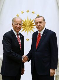 Americký viceprezident Joe Biden(vlevo) a prezident Turecka Recep Tayyip Erdogan
