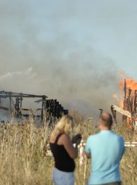 Požáru ve filmových studiích na pražském Barrandově. Oheň se z kulis rozšířil i na okolní křoviny