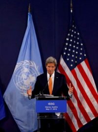 Ministři zahraničí USA a Ruska Sergej Lavrov (vlevo) a John Kerry (uprostřed) na jednání při summitu G20