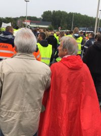 Obyvatelé Calais protestují, vytvořili lidský řetěz