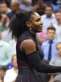 Karolína Plíšková (vpravo) před dvěma lety kromě vyřazení Sereny Williamsové také sesadila Američanku z pozice světové jedničky