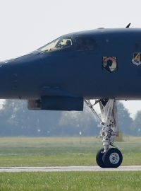 Americký bombardér B-1B Lancer stojí na ostravském letišti.