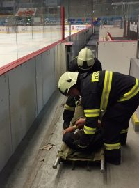 Policisté, záchranáři a hasiči nacvičovali na královéhradeckém zimním stadionu zásah proti aktivnímu útočníkovi