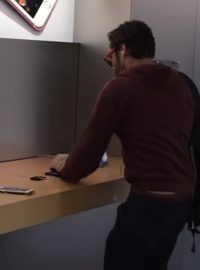 Muž zničil koulí na pétanque více než 10 iPhonů a jeden Macbook