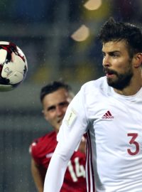 Gerard Piqué odehrál nedělní kvalifikační utkání na mistrovství světa 2018 s odstřiženými rukávy