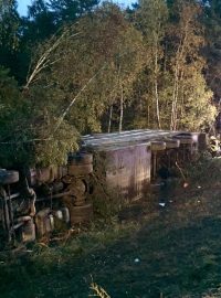 Hasiči budou po překládce prasat vyprošťovat kamion. Dálnice D1 je v úseku uzavřena