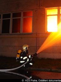 Požár galvanovny v Praze ve Štěrboholské ulici