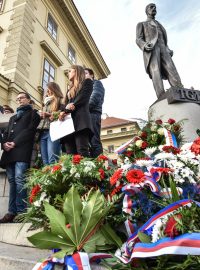 Akademici a studenti položili květiny u sochy TGM na Hradě