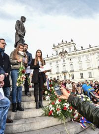 Akademici a studenti položili květiny u sochy TGM na Hradě
