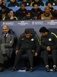 Pep Guardiola (vlevo) měl v úterý večer na lavičce důvody k úsměvu