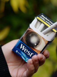 Od prosince musí být na krabičkách cigaret odstrašující obrázky
