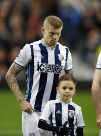 V Premier League na oběti válek tradičně vzpomínají všechny kluby. Irský záložník WBA James McClean (uprostřed) ale květ vlčího máku nosit odmítá