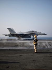 F-18 SuperHornet na palubě letadlové lodi