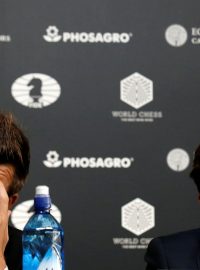 Šachoví velmistři Magnus Carlsen a Sergej Karjakin během čtvrteční tiskové konference v New Yorku