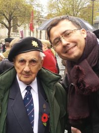 Veterán Josef Švarc s naším londýnským zpravodajem Jiřím Hoškem.