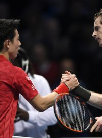 Andy Murray (vpravo) je na dobré cestě k postupu ze skupiny