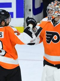 Obránce Radko Gudas a gólman Steven Mason slaví výhru Flyers