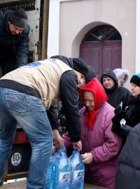 Člověk v tísni rozdává balenou vodu v Toshkovce v Luhanské oblasti