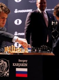 Magnus Carlsen (vlevo) a jeho vyzyvatel Sergej Karjakin