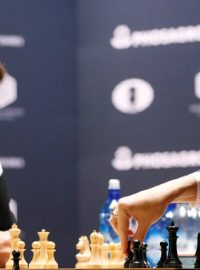 Šachisté Magnus Carlsen a Sergej Karjakin