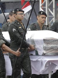 Vojáci na letišti vyložili za deštivého počasí 51 rakví ze tří armádních letounů. Po ceremoniálu budou rakve přeloženy do třech kamionu pokrytých brazilskou národní vlajkou a vlajkami v zelené a bílé barvě týmu Chapecoense..jpeg