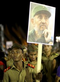 Desítky tisíc Kubánců se v Santiagu de Cuba naposledy rozloučily se svým dlouholetým vůdcem Fidelem Castrem