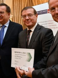 Ministr obchodu a průmyslu Jan Mládek (vlevo) předal ocenění Exportér roku 2016 v kategorii Objem exportu 1993-2015 Bohdanu Wojnarovi (uprostřed) ze společnosti Škoda Auto. Vpravo viceprezident Hospodářské komory ČR Zdeněk Somr