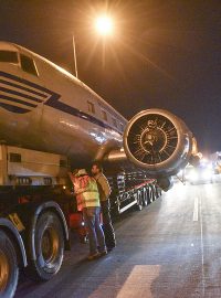 Historický letoun DC-3 se stěhoval z Ruzyně do Kbel