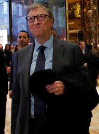 Bill Gates prochází lobby Trump Tower na Manhattanu