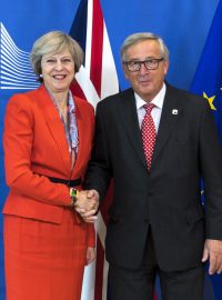 Britská premiérka Theresa Mayová a předseda Evropské komise Jean-Claude Juncker.