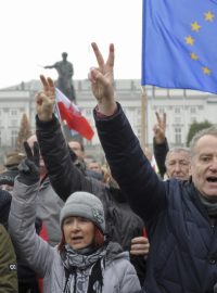 Demonstranti protestují ve Varšavě