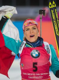 Gabriela Koukalová se raduje z vítězství a zdraví fanoušky
