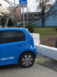 Chytré lampy umějí dobít elektromobil i elektrokolo