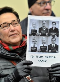 &quot;Je to jen otázka času.&quot; Transparent na protivládní demonstraci posílá vrcholné politiky z PiS do vězení.