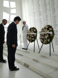 Americký prezident Barack Obama a japonský premiér Šinzó Abe navštívili památník obětí zkázy americké vojenské lodi USS Arizona v přístavu Pearl Harbor