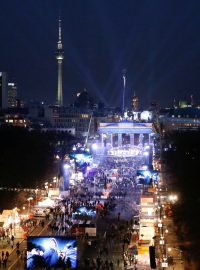 Oslavy Nového roku - Berlín. Lidé se shromažďují před Braniborskou bránou.