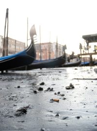 Italské Benátky zažily rekordně nízkou hladinu moře