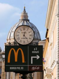 Tabulka s upozorněním na restauraci McDonald&#039;s pár kroků od Vatikánu