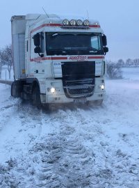 Hasiči museli u obce Kočí na Chrudimsku v Pardubickém kraji vyprošťovat kamion