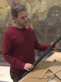 Restaurátor s Muchovou Slovanskou epopejí