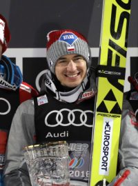 Kamil Stoch (uprostřed) po vyhraném závodě v Bischofshofenu