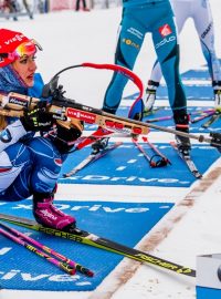 Kritický moment. Gabriela Koukalová si při třetí střelbě musela zadřepovat