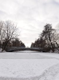 Zamrzlá Chrudimka v Pardubicích u Prokopova mostu