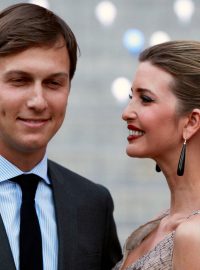 Jaredu Kushnerovi, zeti Donalda Trumpa, stojí v cestě do Bílého domu problém: zákon o nepotismu z roku 1967. (Na archivním snímku z roku 2012 Kushner s manželkou Ivankou Trumpovou).