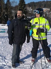 Policie provede více namátkových kontrol. Návštěvníci uvidí policisty zejména na Železnorudsku a Kašperskohorsku. Zaměří se na kontrolu parkování a užívání alkoholu a návykových látek. S Františkem Zelenkou (vpravo) je na svahu i Bohumil Ouda