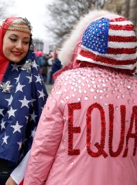 Ženy na protestu proti Donaldu Trumpovi ve Washingtonu. Nápis na bundě znamená &quot;rovnocenná&quot;.