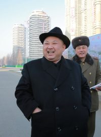 Kim Čong-un na inspekci stavby luxusního bytového komplexu v Pchjongjangu (nedatovaný snímek zveřejněný KCNA 26. ledna 2017).